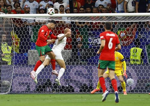 Cristiano Ronaldo menyundul bola di laga Timnas Portugal vs Timnas Slovenia (Foto: Reuters/Wolfgang Rattay)