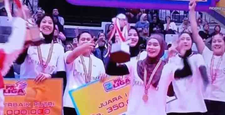 Wilda pegang Trophy Proliga 2024 (Suara Merdeka)